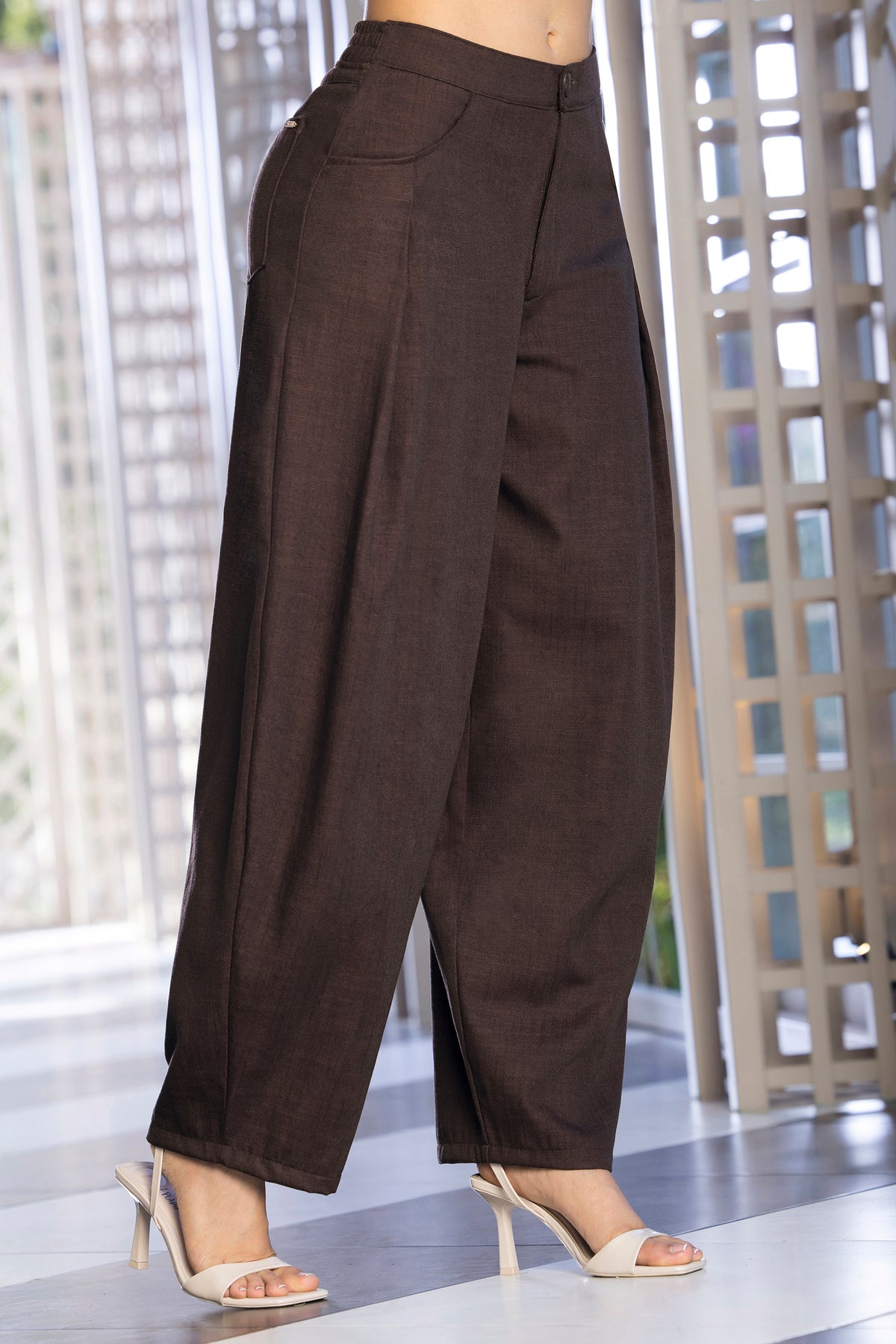 Pantalón barrel tiro alto chocolate – Joe Arroyo