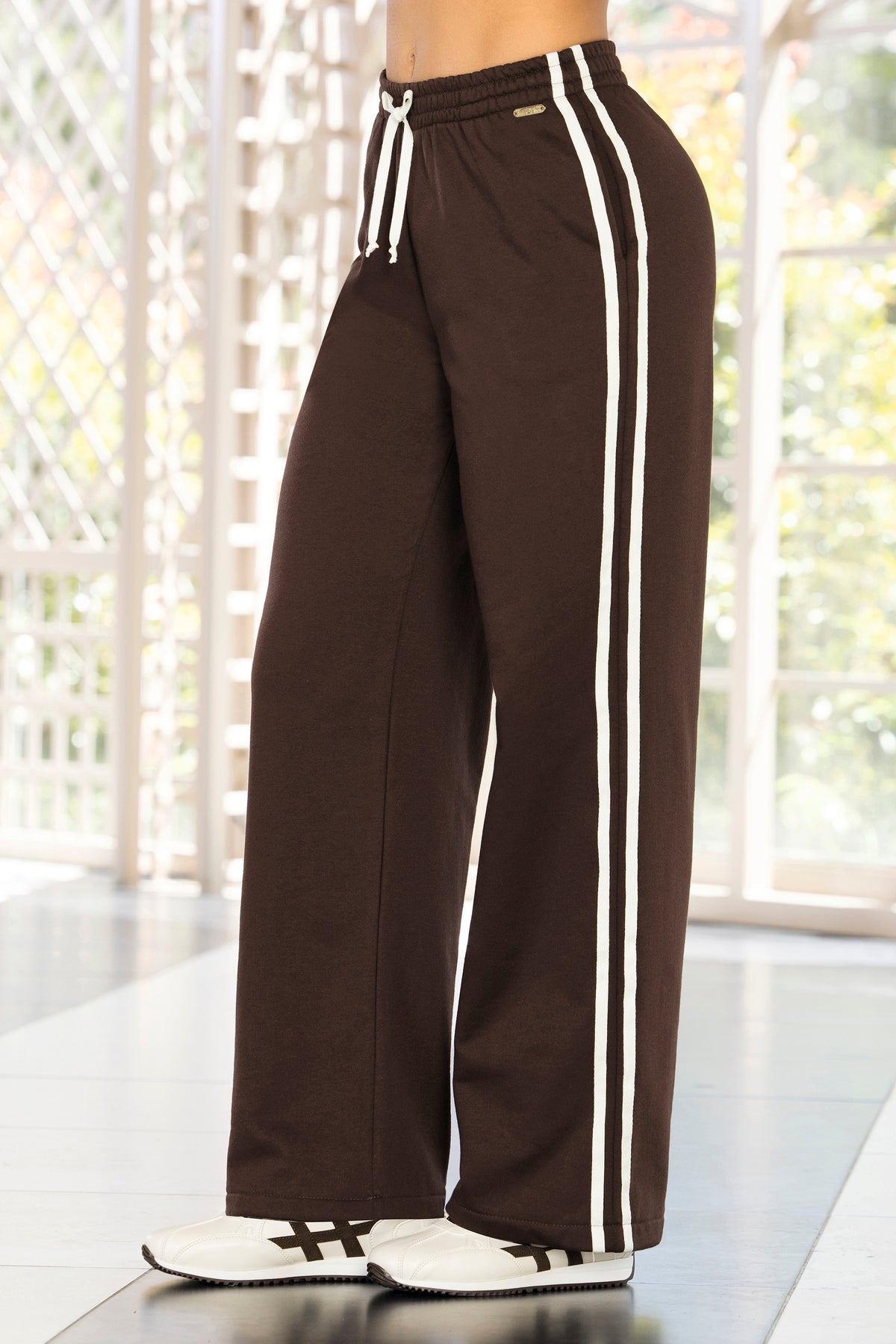 Pantalón deportivo tiro alto chocolate – Juanes