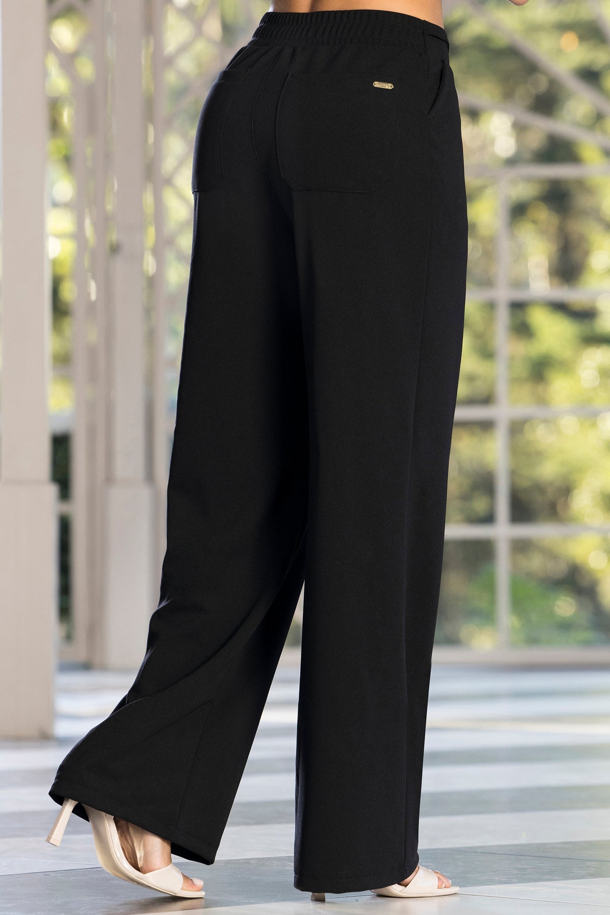Pantalón recto de tiro alto negro – Yatra
