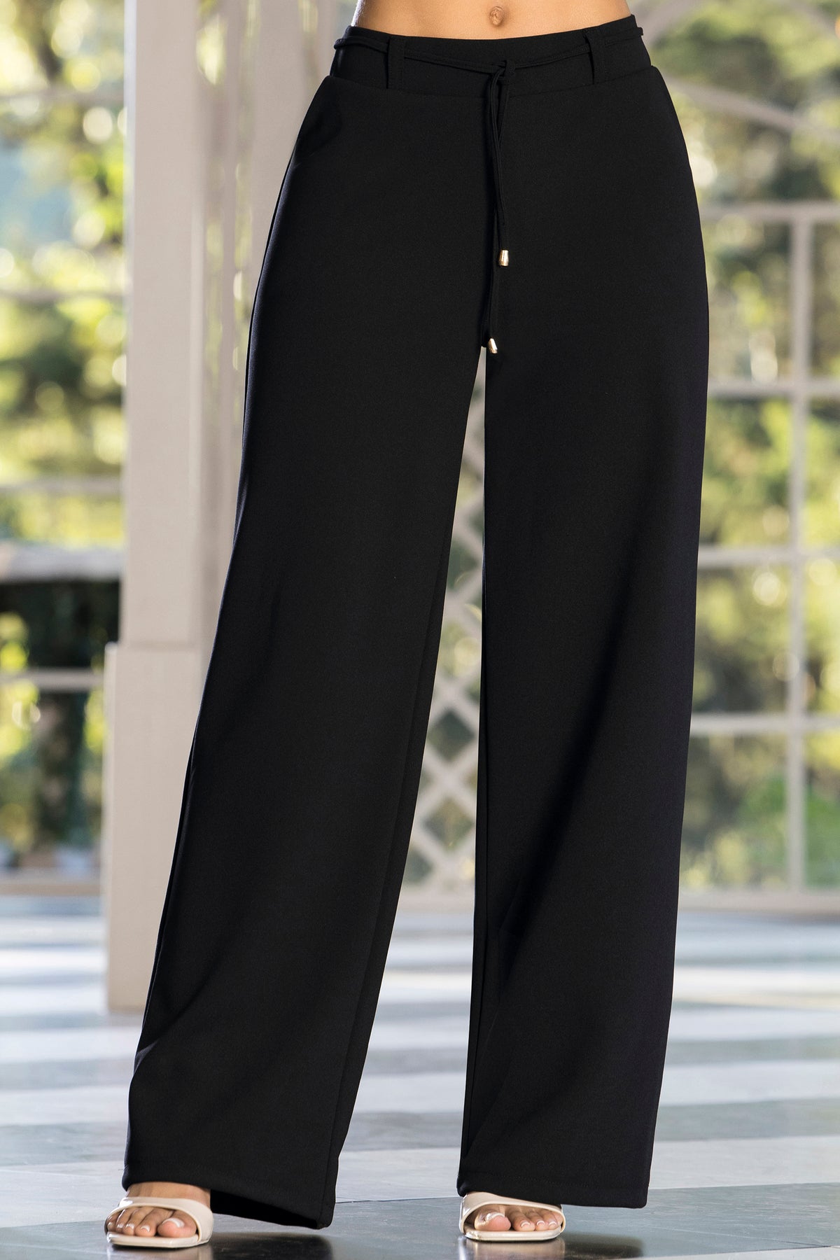 Pantalón recto de tiro alto negro – Yatra