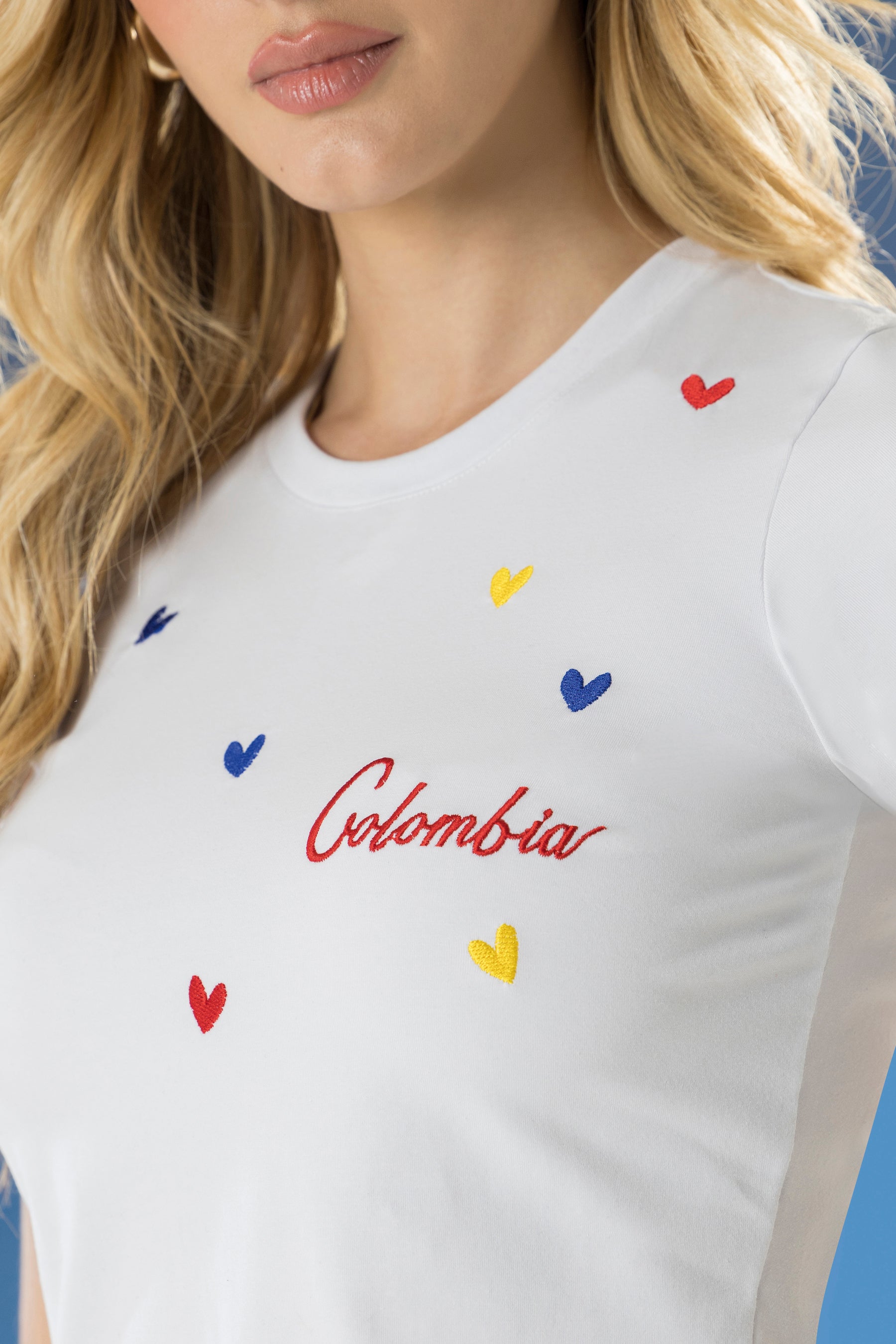 Camiseta Algodón Blanco Bordado Tricolor – ENERGÍA