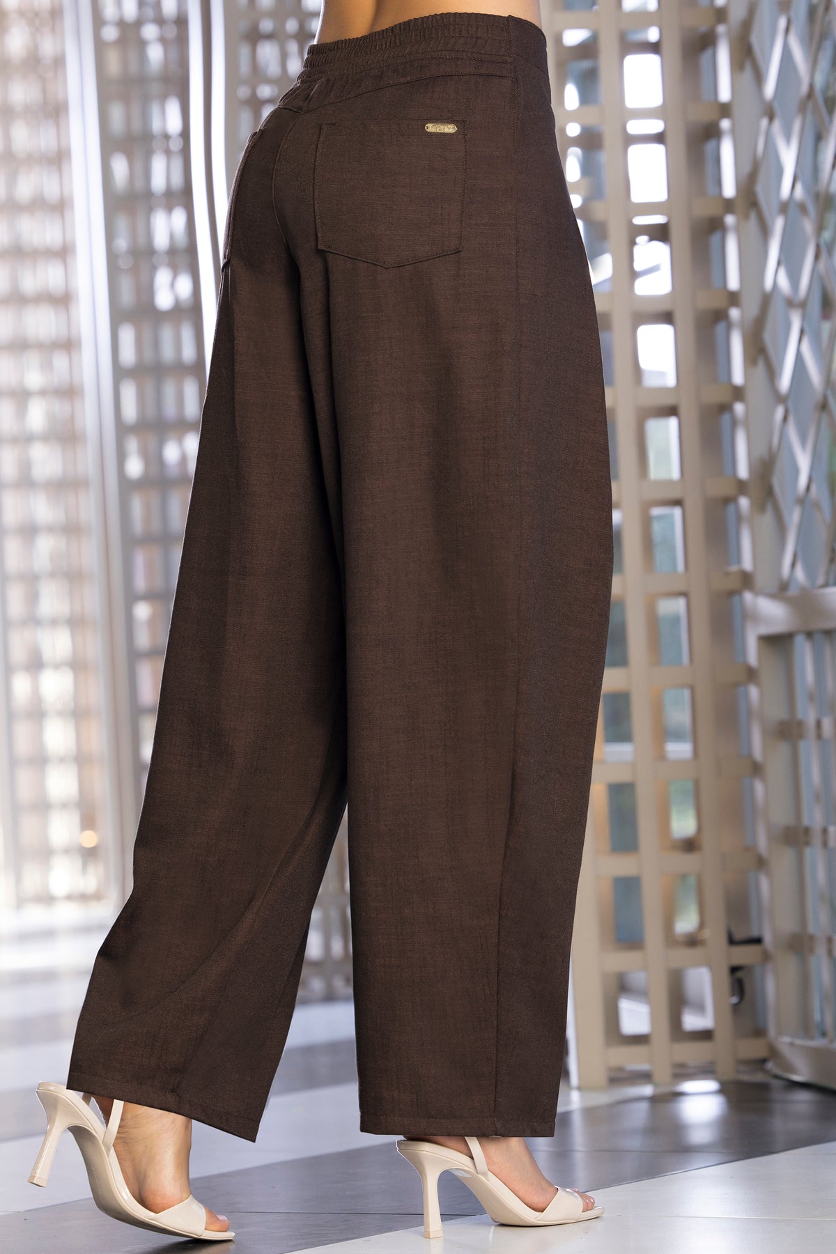Pantalón barrel tiro alto chocolate – Joe Arroyo