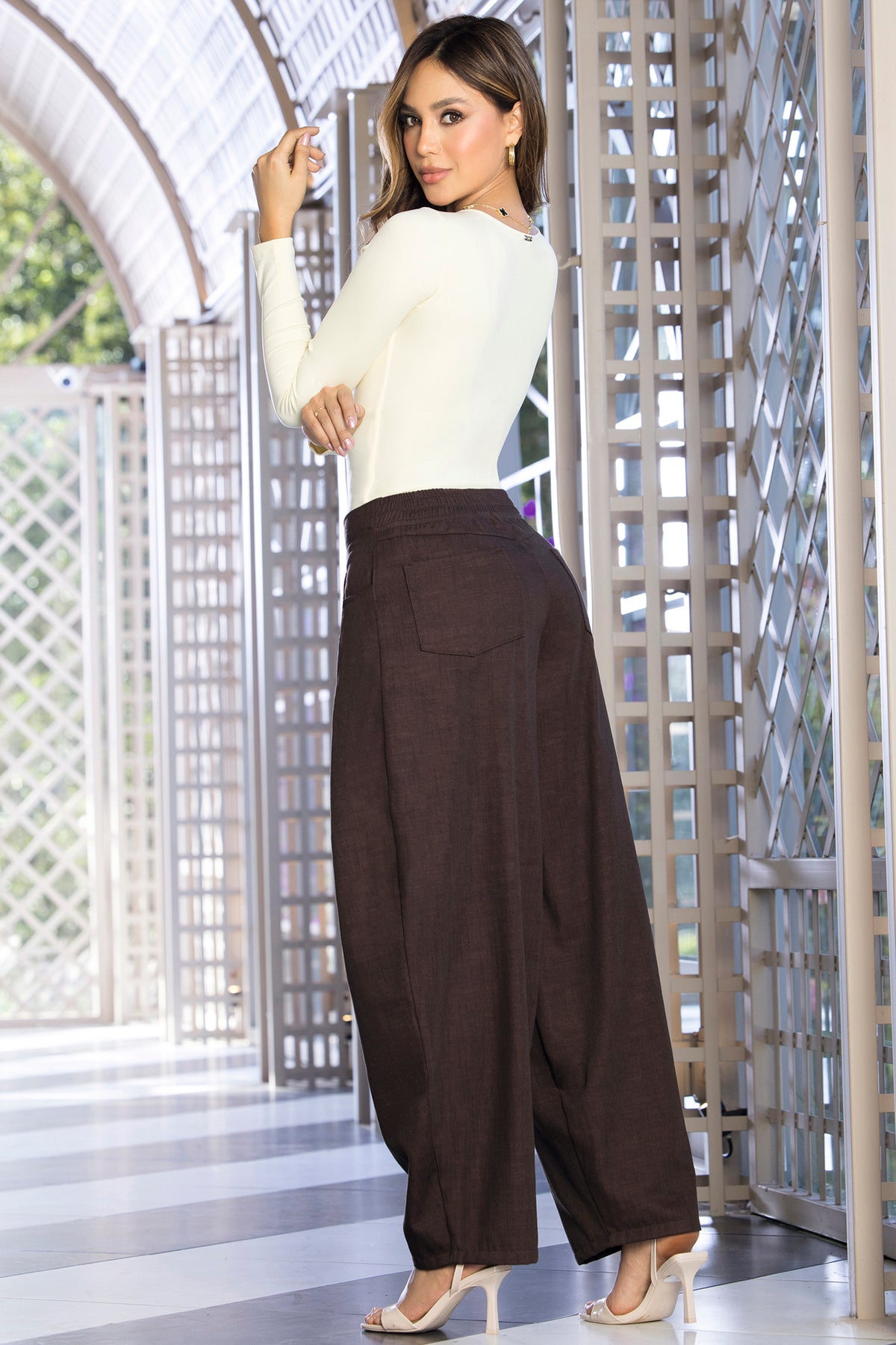 Pantalón barrel tiro alto chocolate – Joe Arroyo