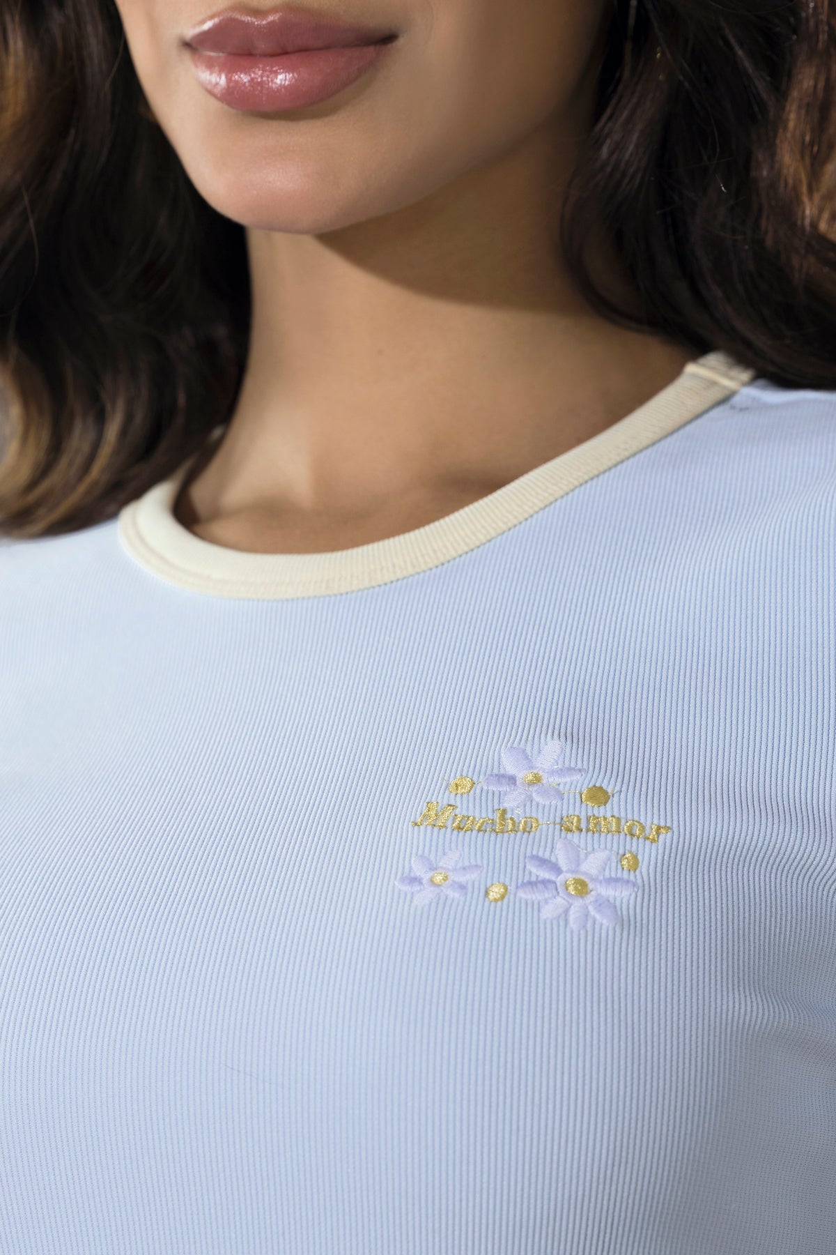 Camiseta con bordado celeste – Kaleth
