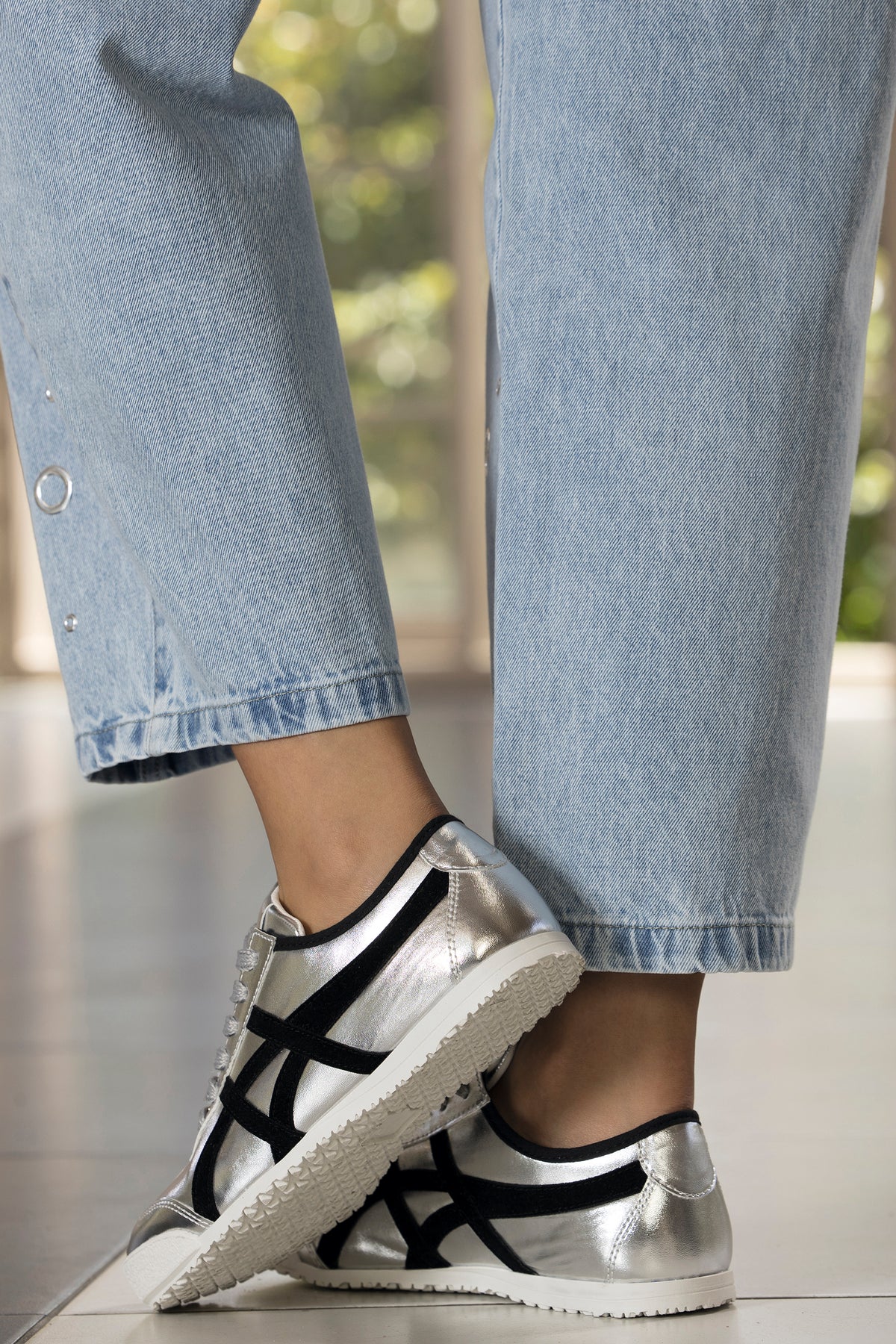 Tenis acabado metalizado plateado – Majagual