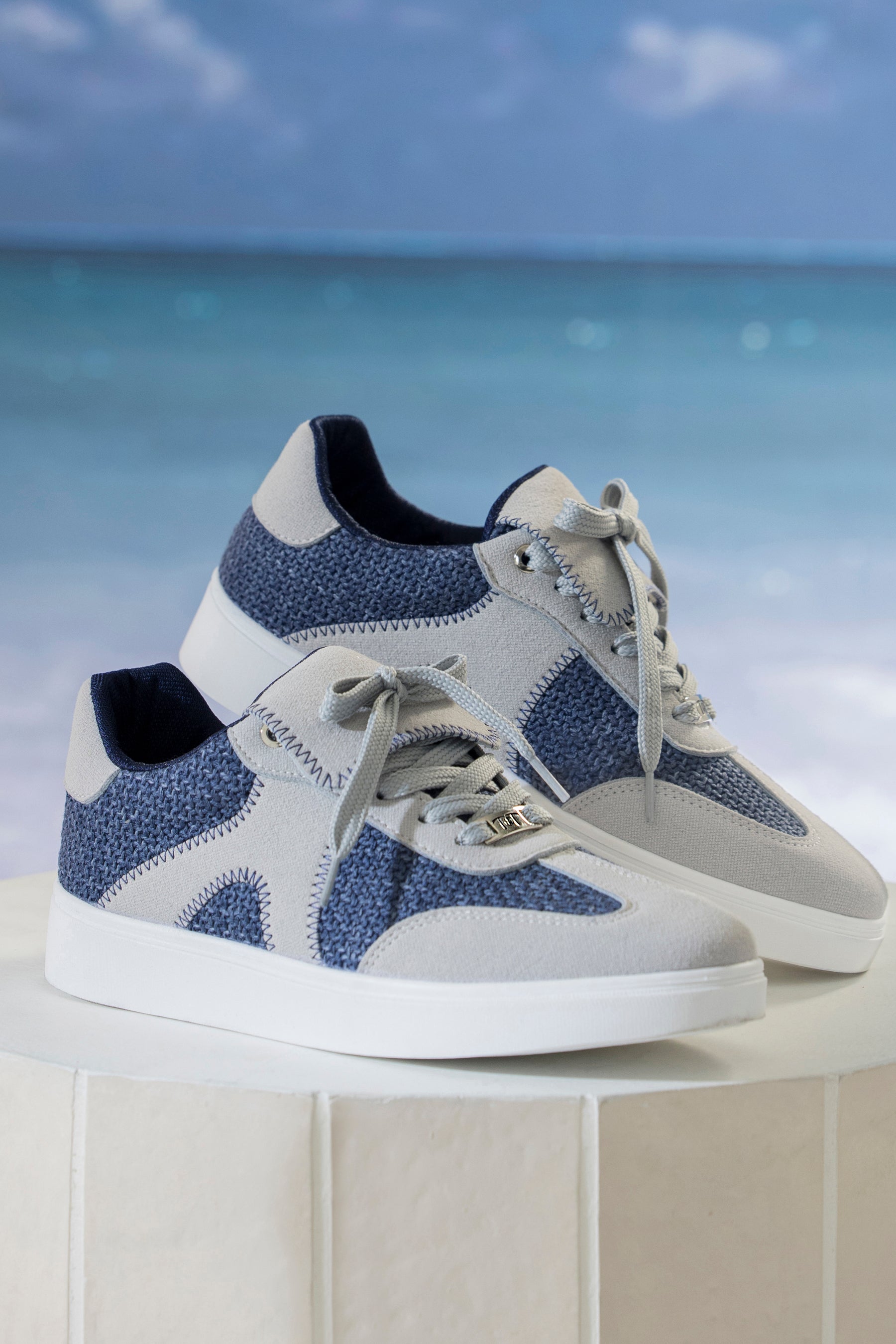 Tenis de Gamuza Gris con Azul – SOÑADOR